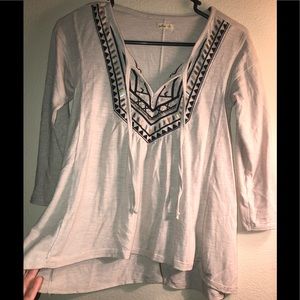Cute hollister tee, worn once brand new!!